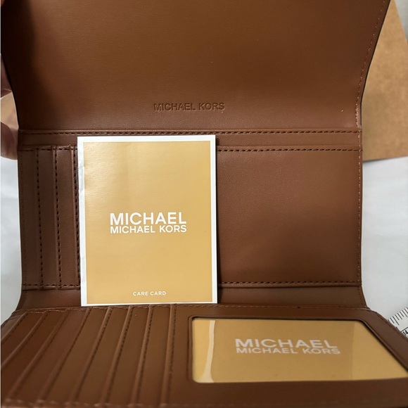 MICHAEL KORS NEW WITH TAGS Jet Set Travel Trifold wallet. - Picture 2 of 5